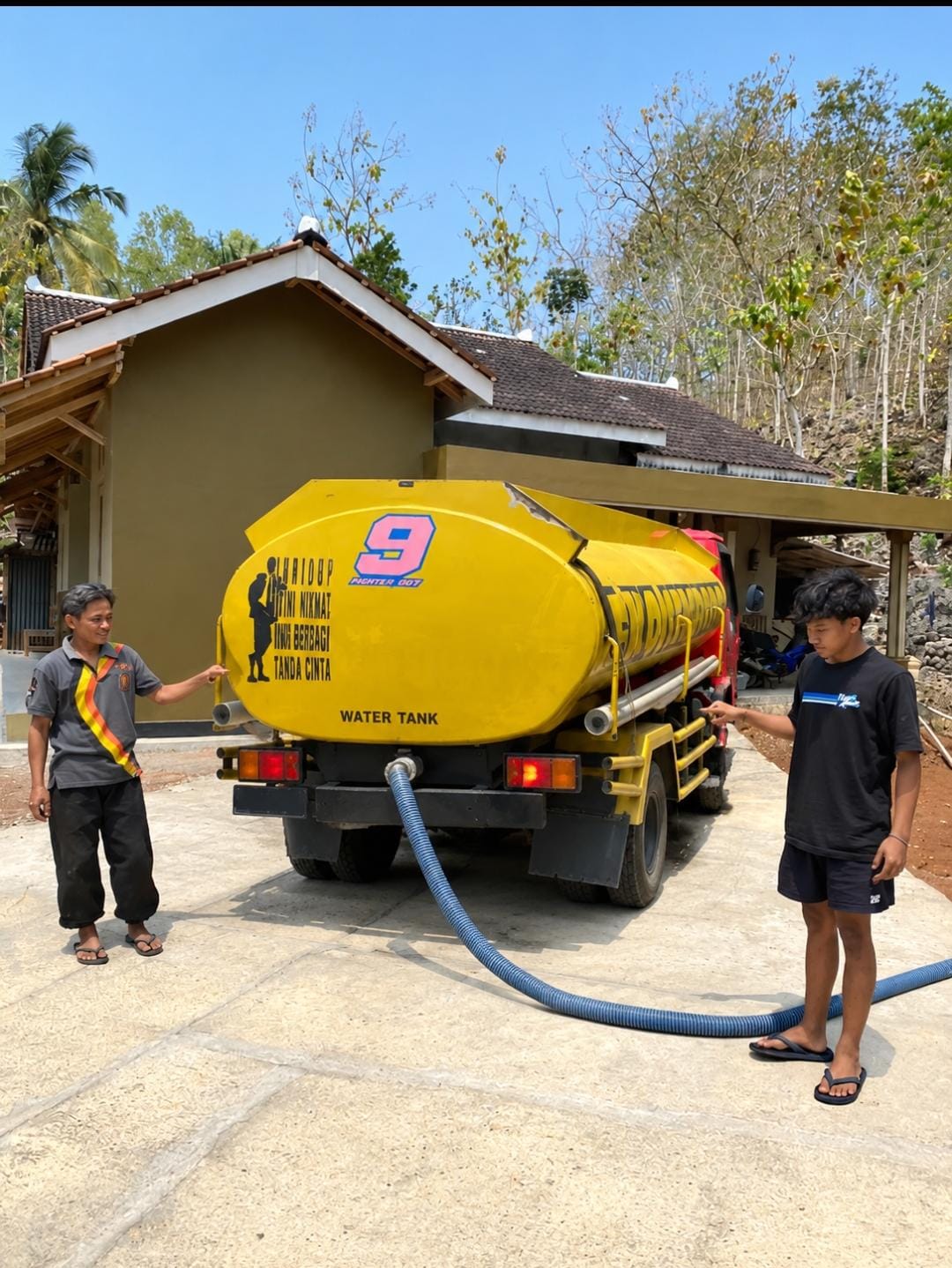 Armada tangki air untuk distribusi air bersih